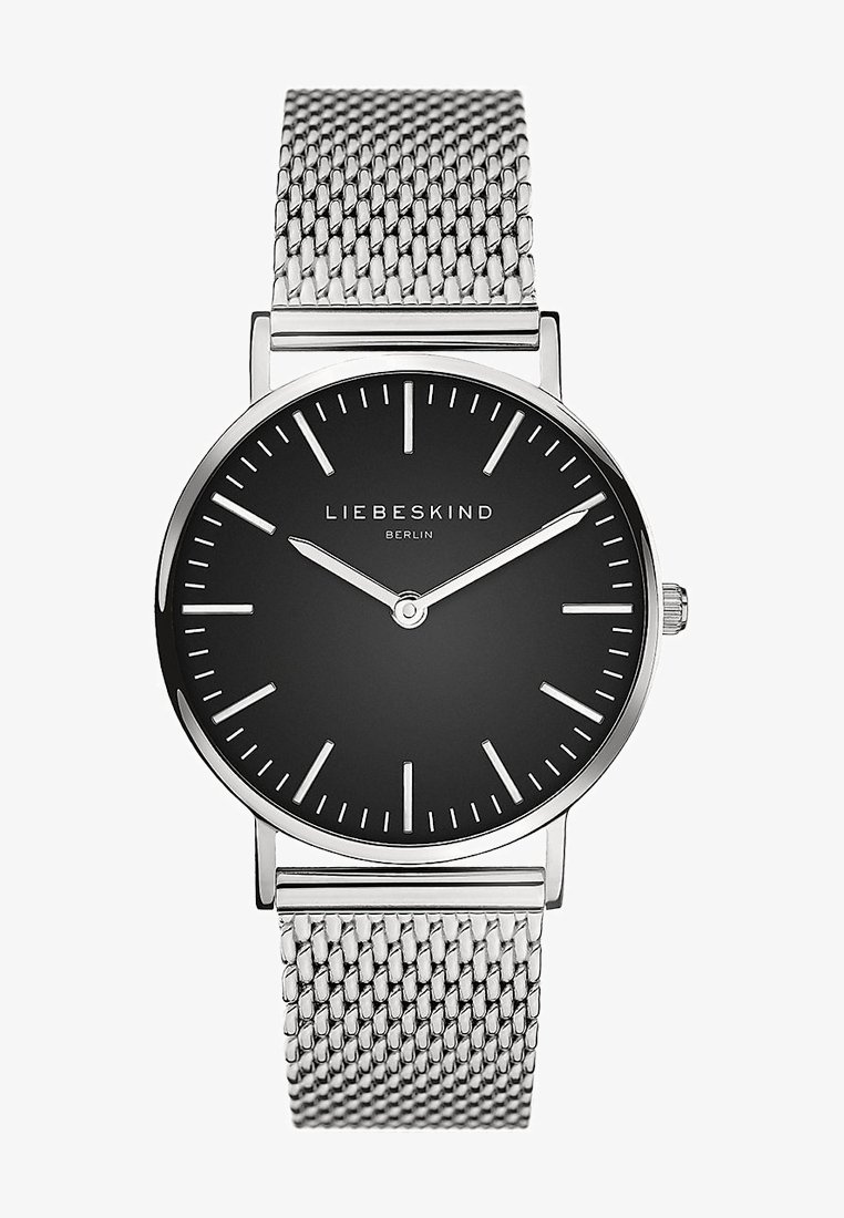Runder silberner Uhr mit einem schwarzen Zifferblatt, silbernem Mesh-Armband und minimalistischen Stundenmarkierungen. Der Markenname "LIEBESKIND" erscheint unter der 12-Uhr-Markierung.