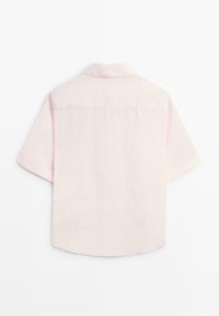 Chemise rose clair à manches courtes avec col, vue de dos sur un fond blanc uni.