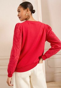 Love & Roses Felpa - red broderie sleeve