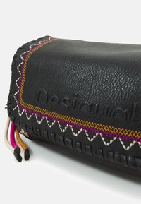 Schwarze Leder-Clutch mit bunten gestickten Akzenten in Pink, Weiß und Orange. Verfügt über eine strukturierte Oberfläche und geflochtene Details.