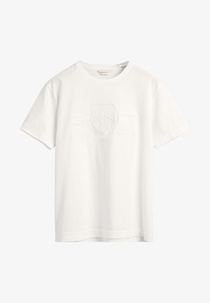 Weißes GANT T-Shirt mit kurzen Ärmeln, mit geprägtem Logo und Wappen auf der Vorderseite, Rundhalsausschnitt, auf weißem Hintergrund dargestellt.