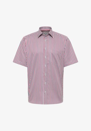 Korte mouwen overhemd met knopen en verticale rode, marineblauwe en witte strepen, met een borstzak, op een witte achtergrond.