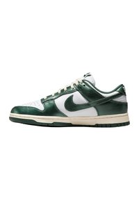 Nike Dunk Low sneakers con parte superiore in pelle verde e bianca, texture liscia, suola in gomma e puntale perforato. Design classico.
