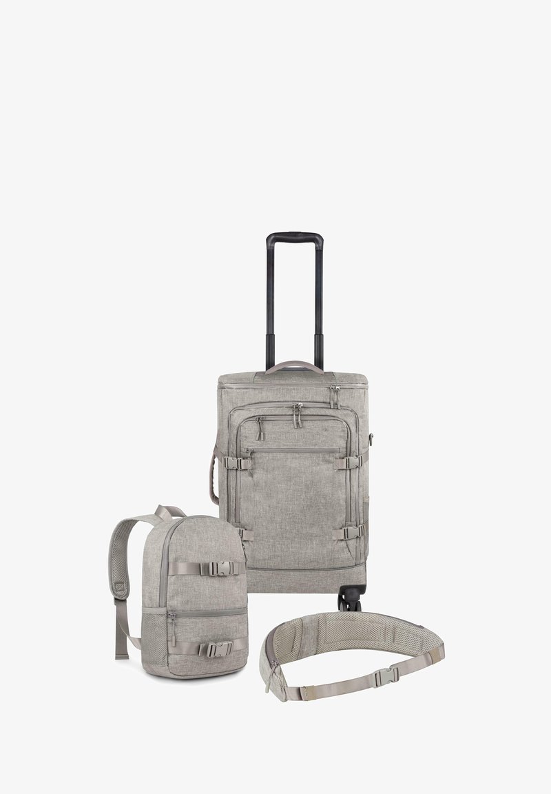 Graues Reise-Set aus Stoff umfasst einen Rollkoffer, einen kleinen Rucksack mit Schnallen und einen Hüftgurt, alle aus einem strukturierten Material gefertigt.