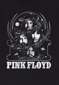 Czarny T-shirt z stylizowanym białym graficznym wizerunkiem czterech twarzy wśród wirujących linii, z napisem "PINK FLOYD" na dole.