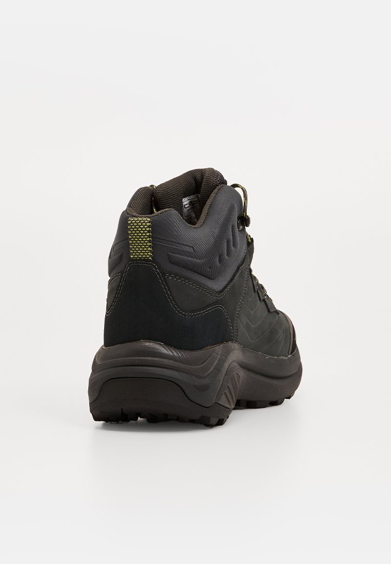 Scarponcino da trekking nero e grigio con linguetta gialla, colletto alla caviglia imbottito, suola testurizzata e dettagli cuciti su uno sfondo bianco.
