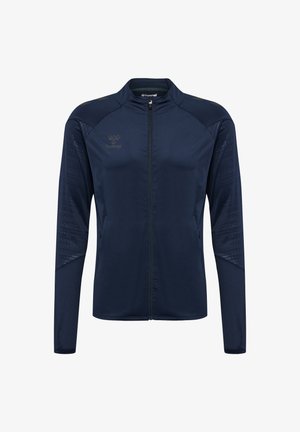 Chaqueta deportiva azul marino con cremallera frontal, mangas largas y acentos texturizados en los hombros. Presenta un logo en el pecho y un diseño ajustado.