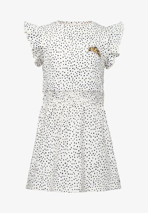 Biała sukienka w czarne grochy, z falbaniastymi krótkimi rękawami, elastyczną talią i małą naszywką w kształcie rogalika na piersi.