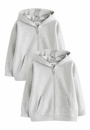 Zwei hellgraue Kapuzen-Sweatshirts mit Reißverschluss vorne, Fronttaschen, langen Ärmeln und Clarks-Logo am Reißverschluss-Zipper und im Innenkragen.