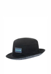 Schwarzer Bucket Hat mit flachem Oberteil, ausgestattet mit einem bunten Logo-Patch und einem gemusterten Rand. Gefertigt aus leichtem Stoff mit glatter Textur.
