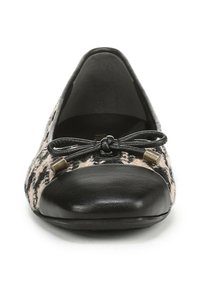 Zwarte leren ballerina met een punt aan de voorkant, een leopardprint lichaam, een strikaccent en metalen detail op de strik. Glad oppervlak en ronde vorm.