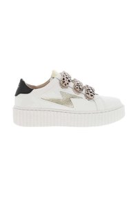 Sneakers bianchi in pelle con suola bianca testurizzata, caratterizzati da un design a saetta dorata metallica e dettagli con stampa leopardata sulle chiusure.