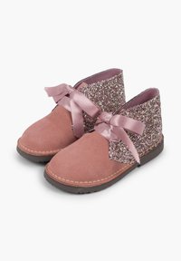 Stivaletti alla caviglia in camoscio rosa con parte superiore glitterata in oro rosa, dotati di lacci in raso e suole in gomma scura. La larghezza offre ulteriore comfort.