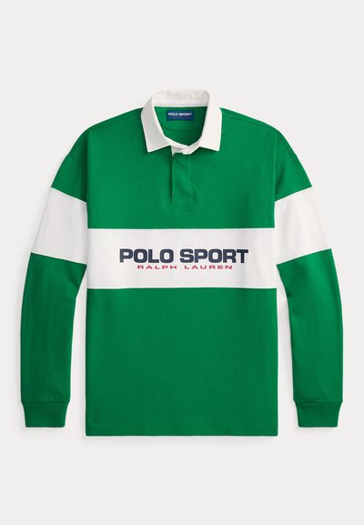 Grön långärmad pikétröja med en vit horisontell rand med texten "POLO SPORT" och "RALPH LAUREN" i marinblått. Bomullstyg, krage.