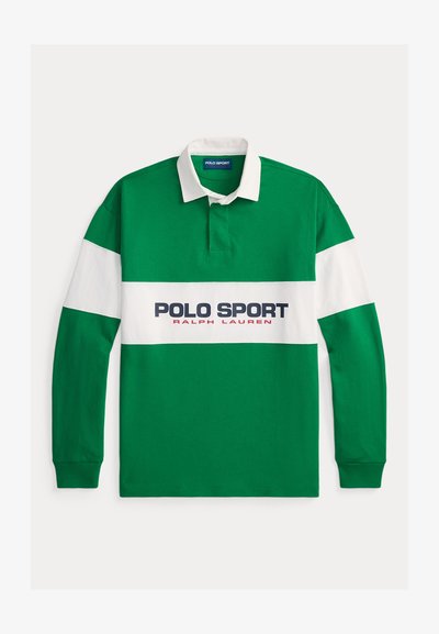 Grön långärmad pikétröja med en vit horisontell rand med texten "POLO SPORT" och "RALPH LAUREN" i marinblått. Bomullstyg, krage.