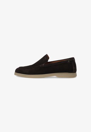Donkerbruine suède slip-on loafer voor heren met lichtbeige rubberen zool, stiksel details en een klein veteraccent op de hielkraag.