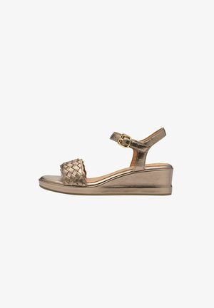 Metallic bronzen wedge sandaal met een geweven teenriem, dunne enkelriem en een gouden gesp. Gladde textuur met een glanzende afwerking.