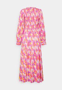 Šaty s dlouhým rukávem a smockovaným zadním dílem v lehkém materiálu. Vyznačují se barevným abstraktním vzorem v růžové, oranžové a bílé barvě. Široký lem.