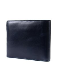 Cartera de cuero azul marino, diseño tipo billetera bifold, textura suave con detalles de costura sutil a lo largo de los bordes, forma rectangular, sin herrajes visibles.