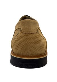 Bruine suède instapschoen met een getextureerde bovenkant, contrasterende stiksels en een zwarte rubberen zool met een houten accent. Merken zichtbaar op de hak.