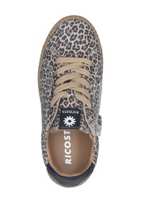 Tenisky s leopardím vzorem mají béžový semišový svršek, hnědou gumovou podrážku a béžové šňůrky. Obsahují černou logovou nášivku na jazyku a boční zip.