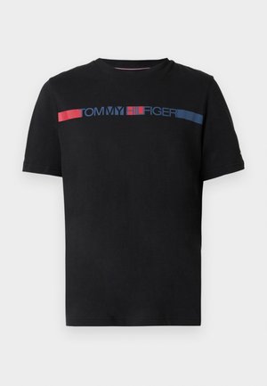 Μαύρο βαμβακερό T-shirt με στρογγυλή λαιμόκοψη, με οριζόντιο λογότυπο σε κόκκινο και μπλε στο στήθος. Κοντά μανίκια, κανονική εφαρμογή.