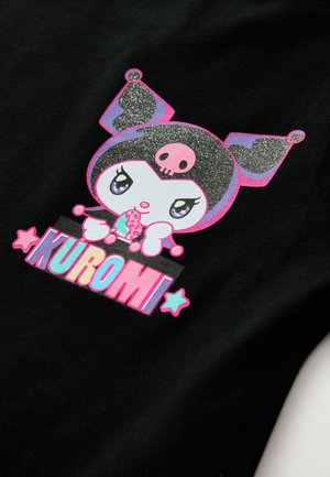 Črn material z barvitim grafičnim motivom lika z rožnatimi detajli, s kostjem in besedilom "KUROMI" v svetlih črkah s svojimi zvezdami.
