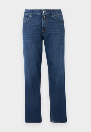 Jean en denim délavé foncé avec une coupe droite, cinq poches, fermeture à bouton et à fermeture éclair, et des surpiqûres orange en accents. Texture lisse.