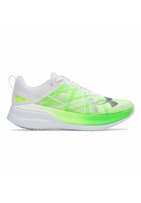 Groene en witte sportschoenen met een ademende mesh bovenkant, slank ontwerp, gestructureerd oppervlak, prominente zool en reflecterende accenten.