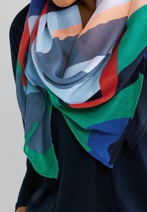 Écharpe multicolore présentant des motifs géométriques dans des nuances de vert, bleu, rouge et gris ; fabriquée en tissu léger et doux avec une texture lisse.