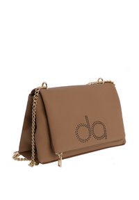 Bolso de mano marrón texturizado con logo perforado. Cuenta con una correa de cadena dorada y un detalle de cremallera en la parte inferior para un cierre seguro.