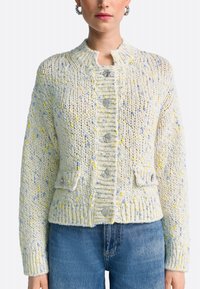 Strick-Cardigan in Creme mit gesprenkelten blauen und gelben Akzenten. Verfügt über einen Rundhalsausschnitt, eine vordere Knopfleiste und zwei kleine aufgesetzte Taschen.