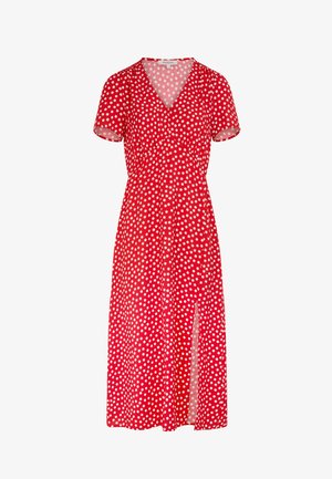 Rød kortærmet V-hals midi kjole med hvide polkaprikker og en slids foran.
