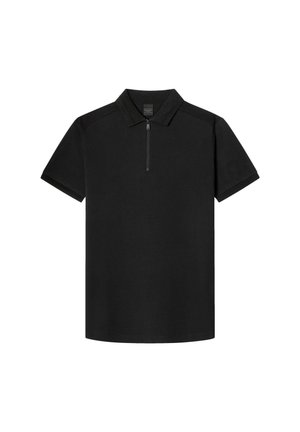 Zwarte polo met korte mouwen en een ritskraag, plat gelegd op een witte achtergrond.