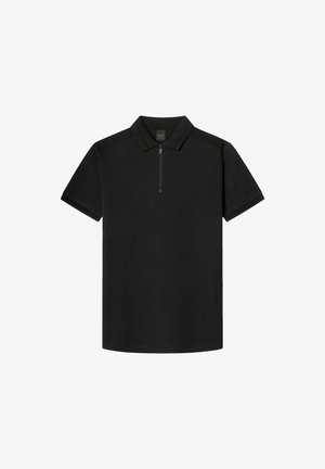 Czarna, krótko rękawowa koszulka polo z zamkiem błyskawicznym przy kołnierzy, leżąca na białym tle.
