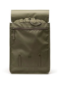 Zaino a roll-top verde oliva realizzato in nylon resistente, con chiusura a coulisse, tasca anteriore con zip e accenti con logo in rilievo.