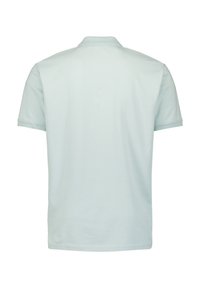 Lichtblauw poloshirt met korte mouwen, zachte textuur, opstaande kraag en rechte zoom. Geen zichtbare logo's of extra details.