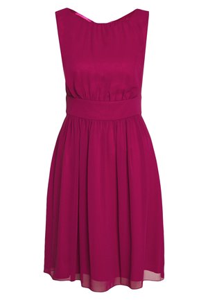 Sukienka bez rękawów do kolan w kolorze magenta, z szerokim pasem i plisowaną spódnicą, z zaokrąglonym dekoltem i marszczonym stanem.