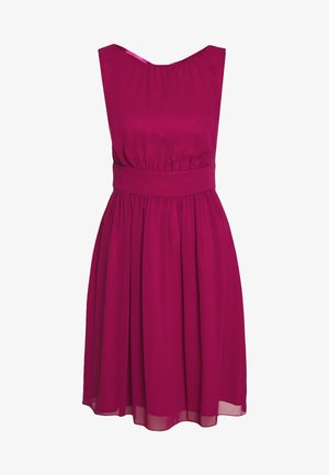 Robe magenta sans manches longueur genou avec une large ceinture et une jupe plissée, présentant un col rond et un corsage froncé.