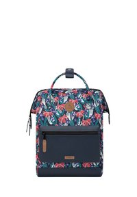 Rucksack mit floralem Muster und dunkelblauen Akzenten, ausgestattet mit einem oberen Griff, einer frontalen Reißverschlusstasche und einem Logo-Abzeichen auf der Vorderseite. Strapazierfähiger Stoff.