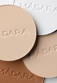 MÁDARA AIR EQUAL SOFT SILK MINERAL POWDER - Polvos