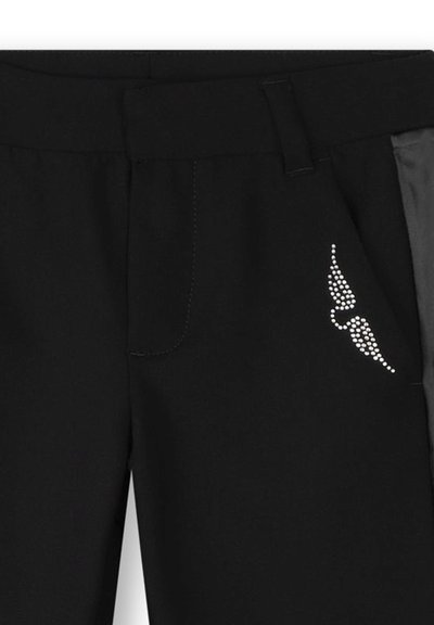Zwarte broek met een gladde textuur, met een sprankelend strassvleugelontwerp op de linkerzak en een zijpaneel met een matte afwerking.