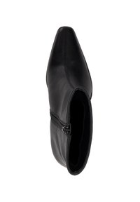 Botte en cuir noir jusqu'à la cheville avec un bout pointu, détail de fermeture éclair sur le côté et texture lisse. La doublure intérieure est visible de la vue de dessus.