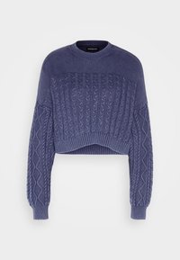 Skórzany sweter w ciemnoniebieskim kolorze, z teksturowanym wzorem w warkocze i ściągaczami na mankietach. Miękka, dziana tkanina z okrągłym dekoltem.