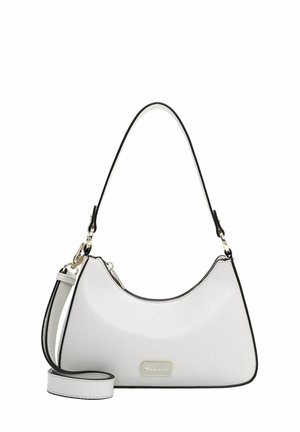 Biała torebka o teksturowanej powierzchni z zaokrąglonym kształtem, czarnymi wykończeniami i odpinanym paskiem na ramię. Na przodzie znajduje się złota blaszka z logo.