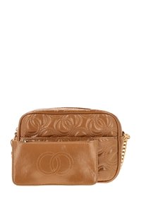 Tan læder crossbody taske med en quiltet mønster, guld hardware og en aftagelig lynlåspose med et prægede logo.