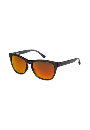 Sorte solbriller med en vinklet design og orange gradient linser. Funktioner inkluderer brede arme og subtil branding på siden.
