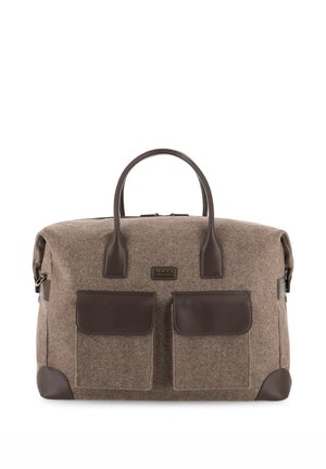 Sac de voyage en tissu marron avec poignées en cuir foncé, deux poches avant et angles renforcés sur fond blanc.