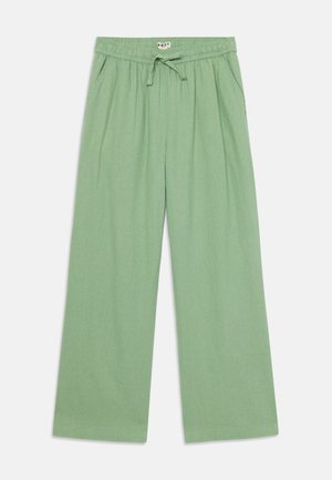 Pantalones de pierna ancha verde claro, con cintura elástica y cordón, que cuentan con dos bolsillos laterales y una textura suave y lisa.