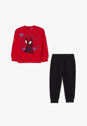 Roter Kapuzenpullover mit einem Spider-Man-Graphic und blauen Akzenten; kombiniert mit schwarzen Sweatpants mit elastischem Bund und Bündchen an den Knöcheln.